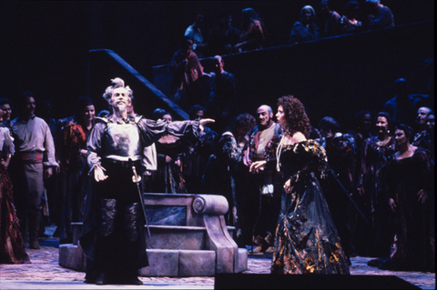 Samuel Ramey (Don Quichotte), Katherine Ciesinski (Dulcinée), Chorus, Don Quichotte, Jules Massenet. San Francisco Opera, 1990-91. Photographer: Larry Merkle/San Francisco Opera.