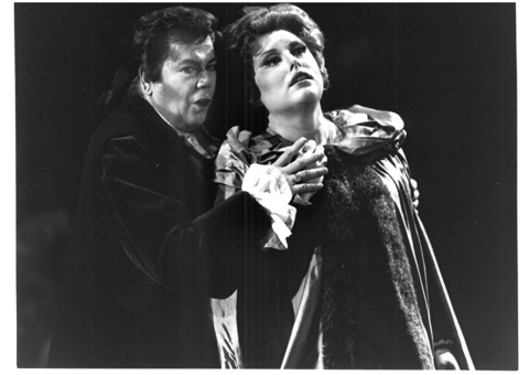 Ermanno Mauro (Riccardo), Susan Dunn (Amelia), Un Ballo in Maschera, Giuseppe Verdi. San Francisco Opera, 1990-91. Photographer: Larry Merkle/San Francisco Opera.