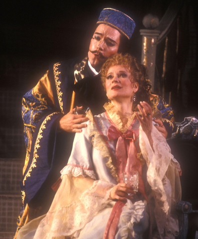 Jorge Lopez-Yañez (Alfred), Elizabeth Holleque (Rosalinda), Die Fledermaus, Johann Strauss, Jr.. San Francisco Opera, 1990-91. Photographer: Robert Cahen/San Francisco Opera.