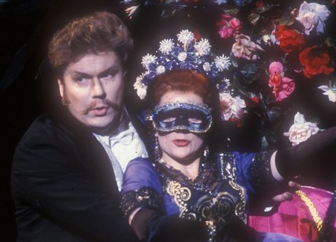 Håkan Hagegård (Eisenstein), Elizabeth Holleque (Rosalinda), Die Fledermaus, Johann Strauss, Jr.. San Francisco Opera, 1990-91. Photographer: Robert Cahen/San Francisco Opera.