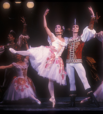 Evelyn Cisneros (solo dancer), Giorgio Madia (solo dancer), Ballet, Die Fledermaus, Johann Strauss, Jr.. San Francisco Opera, 1990-91. Photographer: Robert Cahen/San Francisco Opera.