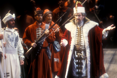 Nicolai Ghiaurov (Prince Ivan Khovansky), Chorus, Khovanshchina, Modest Petrovich Mussorgsky. San Francisco Opera, 1990-91. Photographer: Robert Cahen/San Francisco Opera.