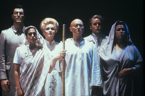 Philip Skinner (Parsi Rustomji), Ann Panagulias (Mrs. Naidoo), Claudia Cummings (Miss Schlesen), Douglas Perry (Gandhi), Victor Ledbetter (Mr. Kallenbach), Catherine Keen (Kasturbai), Satyagraha, Philip Glass. San Francisco Opera, 1989-90. Photographer: Ron Scherl/San Francisco Opera.