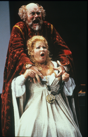 Thomas Stewart (Falstaff), Pilar Lorengar (Alice Ford), Falstaff, Giuseppe Verdi. San Francisco Opera, 1989-90. Photographer: Ron Scherl/San Francisco Opera.