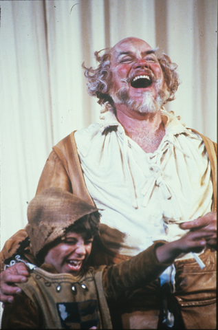 Thomas Stewart (Falstaff), Jonathan Kaplan (Robin), Falstaff, Giuseppe Verdi. San Francisco Opera, 1989-90. Photographer: Ron Scherl/San Francisco Opera.