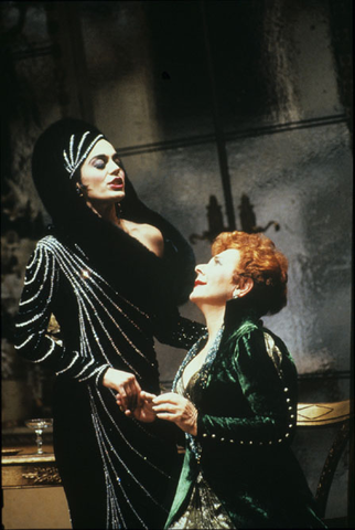 Ann Panagulias (Lulu), Evelyn Lear (Countess Geschwitz), Lulu, Alban Berg. San Francisco Opera, 1989-90. Photographer: Ron Scherl/San Francisco Opera.