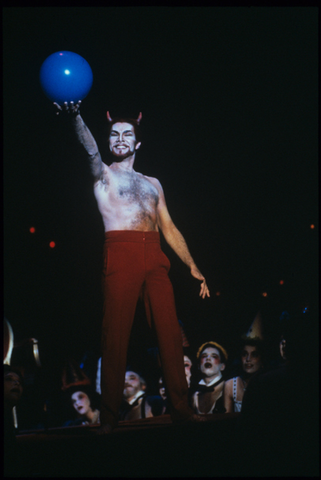 Samuel Ramey (Mefistofele), Chorus, Mefistofele, Arrigo Boito. San Francisco Opera, 1989-90. Photographer: Ron Scherl/San Francisco Opera.