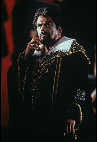 Ermanno Mauro (Otello), Otello, Giuseppe Verdi. San Francisco Opera, 1989-90. Photographer: Ron Scherl/San Francisco Opera.