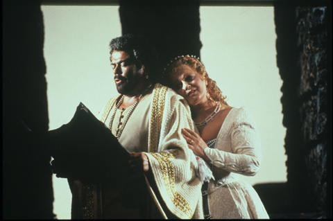 Ermanno Mauro (Otello), Katia Ricciarelli (Desdemona), Otello, Giuseppe Verdi. San Francisco Opera, 1989-90. Photographer: Ron Scherl/San Francisco Opera.