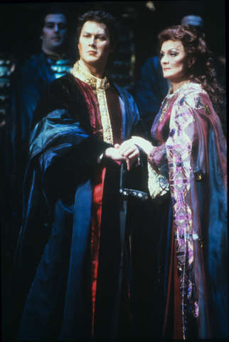 Sergei Leiferkus (Telramund), Eva Randová (Ortrud), Lohengrin, Richard Wagner. San Francisco Opera, 1989-90. Photographer: Ron Scherl/San Francisco Opera.