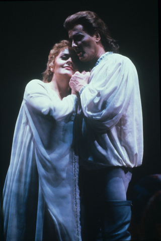 MariAnne Häggander (Elsa), Paul Frey (Lohengrin), Lohengrin, Richard Wagner. San Francisco Opera, 1989-90. Photographer: Ron Scherl/San Francisco Opera.