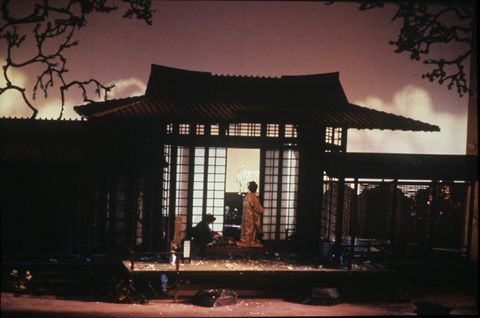 Robynne Redmon (Suzuki), Nikki Li Hartliep (Cio-Cio-San), Madama Butterfly, Giacomo Puccini. San Francisco Opera, 1989-90. Photographer: Ron Scherl/San Francisco Opera.