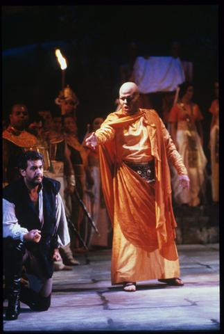 Plácido Domingo (Vasco da Gama), Mark Delavan (High Priest of Brahma), Chorus, L'Africaine, Giacomo Meyerbeer. San Francisco Opera, 1988-89. Photographer: Ron Scherl/San Francisco Opera.