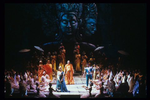 Shirley Verrett (Sélika), Mark Delavan (High Priest of Brahma), Justino Díaz (Nélusko), Ensemble, L'Africaine, Giacomo Meyerbeer. San Francisco Opera, 1988-89. Photographer: Ron Scherl/San Francisco Opera.