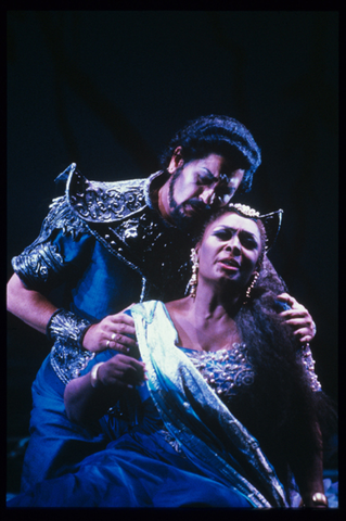 Justino Díaz (Nélusko), Shirley Verrett (Sélika), L'Africaine, Giacomo Meyerbeer. San Francisco Opera, 1988-89. Photographer: Ron Scherl/San Francisco Opera.