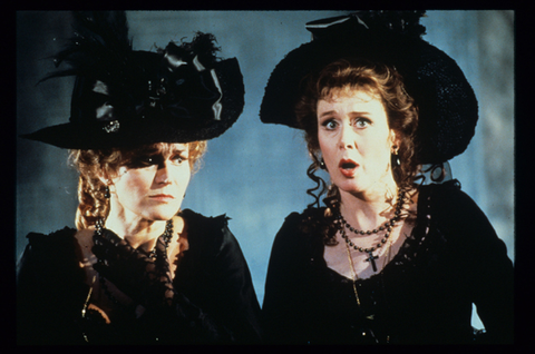 Etelka Csavlek (Fiordiligi), Diana Montague (Dorabella), Così fan tutte, Wolfgang Amadeus Mozart. San Francisco Opera, 1988-89. Photographer: Ron Scherl/San Francisco Opera.