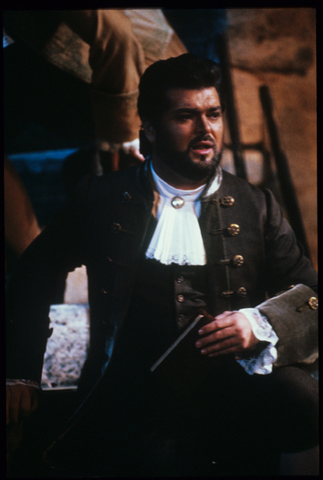 Peter Dvorský (des Grieux), Manon Lescaut, Giacomo Puccini. San Francisco Opera, 1988-89. Photographer: Ron Scherl/San Francisco Opera.