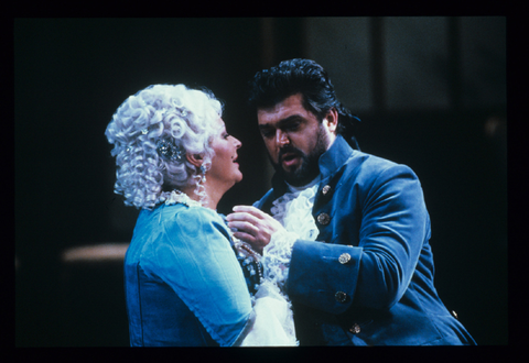 Pilar Lorengar (Manon Lescaut), Peter Dvorský (des Grieux), Manon Lescaut, Giacomo Puccini. San Francisco Opera, 1988-89. Photographer: Ron Scherl/San Francisco Opera.