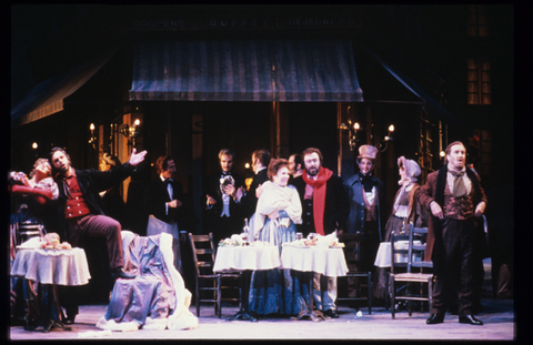 Sandra Pacetti (Musetta), Gino Quilico (Marcello), Mirella Freni (Mimì), Luciano Pavarotti (Rodolfo), Nicolai Ghiaurov (Colline), Chorus, La Bohème, Giacomo Puccini. San Francisco Opera, 1988-89. Photographer: Ron Scherl/San Francisco Opera.