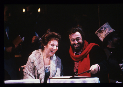 Mirella Freni (Mimì), Luciano Pavarotti (Rodolfo), La Bohème, Giacomo Puccini. San Francisco Opera, 1988-89. Photographer: Ron Scherl/San Francisco Opera.