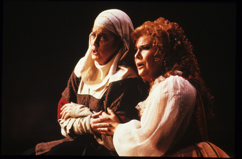 Sheila Nadler (La Cieca), Eva Marton (La Gioconda), La Gioconda, Amilcare Ponchielli. San Francisco Opera, 1988-89. Photographer: Ron Scherl/San Francisco Opera.