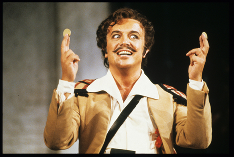 Leo Nucci (Figaro), Il Barbiere di Siviglia, Gioachino Rossini. San Francisco Opera, 1987-88. Photographer: Ron Scherl/San Francisco Opera.