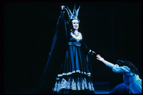 Luciana Serra (The Queen of the Night), Etelka Csavlek (Pamina), Die Zauberflöte, Wolfgang Amadeus Mozart. San Francisco Opera, 1987-88. Photographer: Ron Scherl/San Francisco Opera.