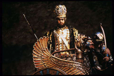 Piero Cappuccilli (Nabucco), Supernumerary, Nabucco, Giuseppe Verdi. San Francisco Opera, 1987-88. Photographer: Ron Scherl/San Francisco Opera.