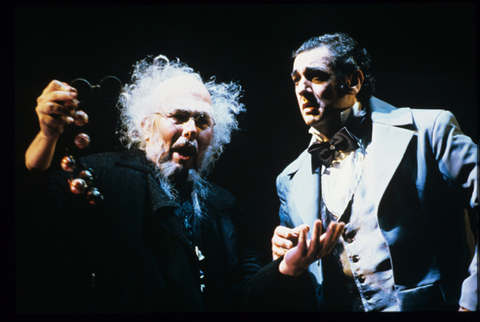 James Morris (Coppélius), Plácido Domingo (Hoffmann), Les Contes d'Hoffmann, Jacques Offenbach. San Francisco Opera, 1987-88. Photographer: Ron Scherl/San Francisco Opera.