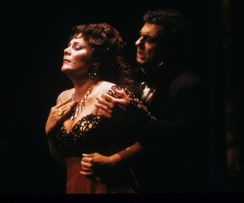 Mary Jane Johnson (Giulietta), Plácido Domingo (Hoffmann), Les Contes d'Hoffmann, Jacques Offenbach. San Francisco Opera, 1987-88. Photographer: Ron Scherl/San Francisco Opera.