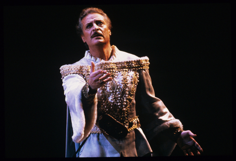 Alfredo Kraus (Roméo), Roméo et Juliette, Charles Gounod. San Francisco Opera, 1987-88. Photographer: Ron Scherl/San Francisco Opera.