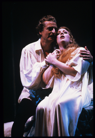 Alfredo Kraus (Roméo), Ruth Ann Swenson (Juliette), Roméo et Juliette, Charles Gounod. San Francisco Opera, 1987-88. Photographer: Ron Scherl/San Francisco Opera.