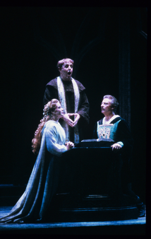 Gwynne Howell (Friar Laurence), Ruth Ann Swenson (Juliette), Alfredo Kraus (Roméo), Roméo et Juliette, Charles Gounod. San Francisco Opera, 1987-88. Photographer: Ron Scherl/San Francisco Opera.