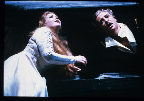 Ruth Ann Swenson (Juliette), Alfredo Kraus (Roméo), Roméo et Juliette, Charles Gounod. San Francisco Opera, 1987-88. Photographer: Ron Scherl/San Francisco Opera.