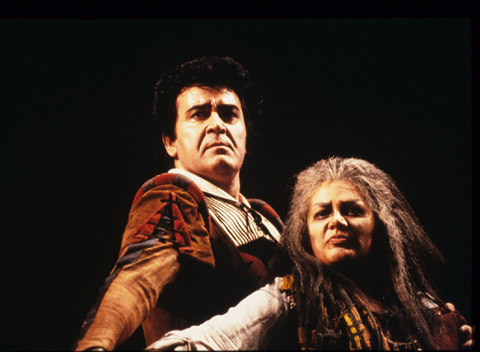 Franco Bonisolli (Manrico), Dolora Zajic (Azucena), Il Trovatore, Giuseppe Verdi. San Francisco Opera, 1985-86. Photographer: Ron Scherl/San Francisco Opera.