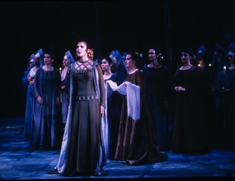 Susan Patterson (Inez), Chorus, Il Trovatore, Giuseppe Verdi. San Francisco Opera, 1985-86. Photographer: Ron Scherl/San Francisco Opera.