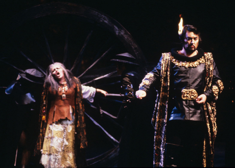 Dolora Zajic (Azucena), Silvano Carroli (Count Di Luna), Supernumeraries, Il Trovatore, Giuseppe Verdi. San Francisco Opera, 1985-86. Photographer: Ron Scherl/San Francisco Opera.