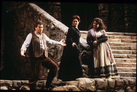 Ermanno Mauro (Turiddu), Fiorenza Cossotto (Santuzza), Kathryn Cowdrick (Lola), Cavalleria Rusticana, Pietro Mascagni. San Francisco Opera, 1985-86. Photographer: Ron Scherl/San Francisco Opera.