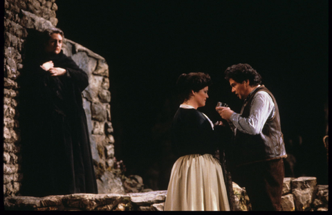 Cristiane Young (Mamma Lucia), Kathryn Cowdrick (Lola), Ermanno Mauro (Turiddu), Cavalleria Rusticana, Pietro Mascagni. San Francisco Opera, 1985-86. Photographer: Ron Scherl/San Francisco Opera.