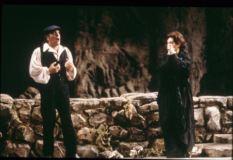 Piero Cappuccilli (Alfio), Fiorenza Cossotto (Santuzza), Cavalleria Rusticana, Pietro Mascagni. San Francisco Opera, 1985-86. Photographer: Ron Scherl/San Francisco Opera.