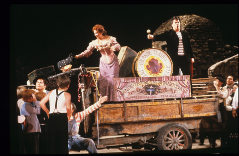 Diana Soviero (Nedda), Ermanno Mauro (Canio), Chorus, Pagliacci, Ruggero Leoncavallo. San Francisco Opera, 1985-86. Photographer: C. Csavossy/San Francisco Opera.