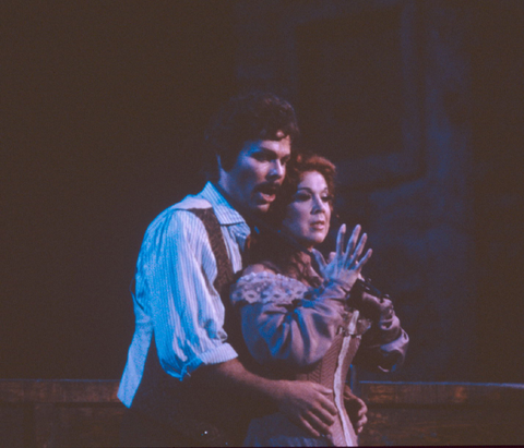 David Malis (Silvio), Diana Soviero (Nedda), Pagliacci, Ruggero Leoncavallo. San Francisco Opera, 1985-86. Photographer: C. Csavossy/San Francisco Opera.