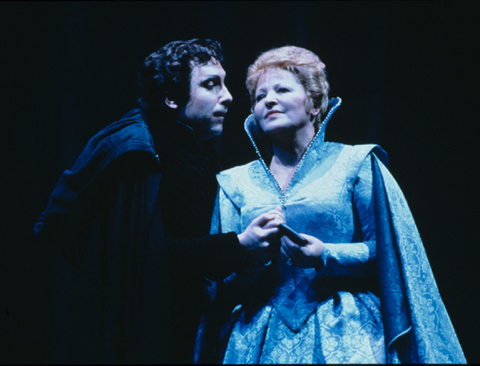 Neil Shicoff (Don Carlos), Pilar Lorengar (Elisabeth de Valois), Don Carlos, Giuseppe Verdi. San Francisco Opera, 1986-87. Photographer: Ron Scherl/San Francisco Opera.