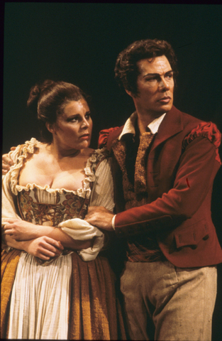 Gianna Rolandi (Susanna), Samuel Ramey (Figaro), Le Nozze di Figaro, Wolfgang Amadeus Mozart. San Francisco Opera, 1986-87. Photographer: Ron Scherl/San Francisco Opera.