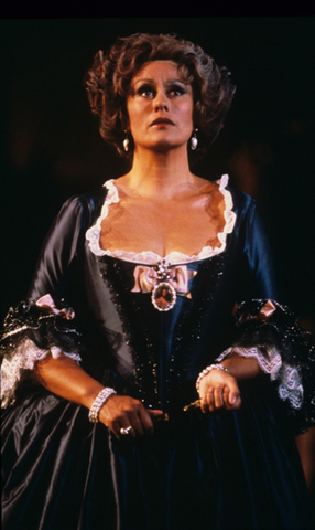 Kiri Te Kanawa (Countess Almaviva), Le Nozze di Figaro, Wolfgang Amadeus Mozart. San Francisco Opera, 1986-87. Photographer: Ron Scherl/San Francisco Opera.