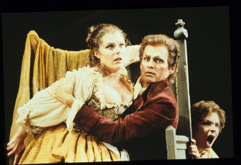 Gianna Rolandi (Susanna), Michael Devlin (Count Almaviva), Susan Quittmeyer (Cherubino), Le Nozze di Figaro, Wolfgang Amadeus Mozart. San Francisco Opera, 1986-87. Photographer: Ron Scherl/San Francisco Opera.