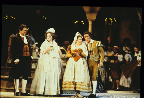 Artur Korn (Dr. Bartolo), Judith Christin (Marcellina), Gianna Rolandi (Susanna), Samuel Ramey (Figaro), Chorus, Le Nozze di Figaro, Wolfgang Amadeus Mozart. San Francisco Opera, 1986-87. Photographer: Ron Scherl/San Francisco Opera.