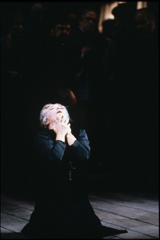 Leonie Rysanek (Kostelnička), Chorus, Jenůfa, Leoš Janáček. San Francisco Opera, 1986-87. Photographer: Robert Cahen/San Francisco Opera.