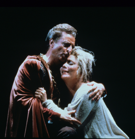 Alfredo Kraus (Faust), Mary Jane Johnson (Marguerite), Faust, Charles Gounod. San Francisco Opera, 1986-87. Photographer: Ron Scherl/San Francisco Opera.