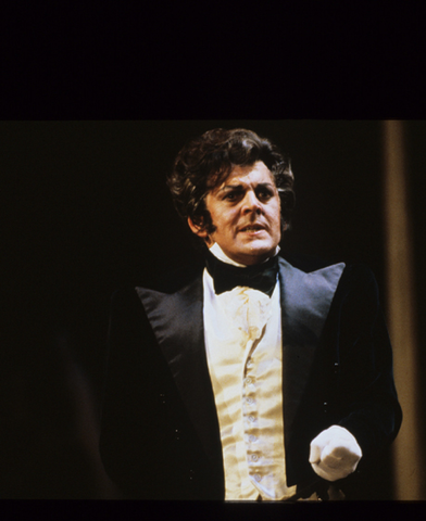 Thomas Allen (Eugene Onegin), Eugene Onegin, Peter Ilyich Tchaikovsky. San Francisco Opera, 1986-87. Photographer: Ron Scherl/San Francisco Opera.